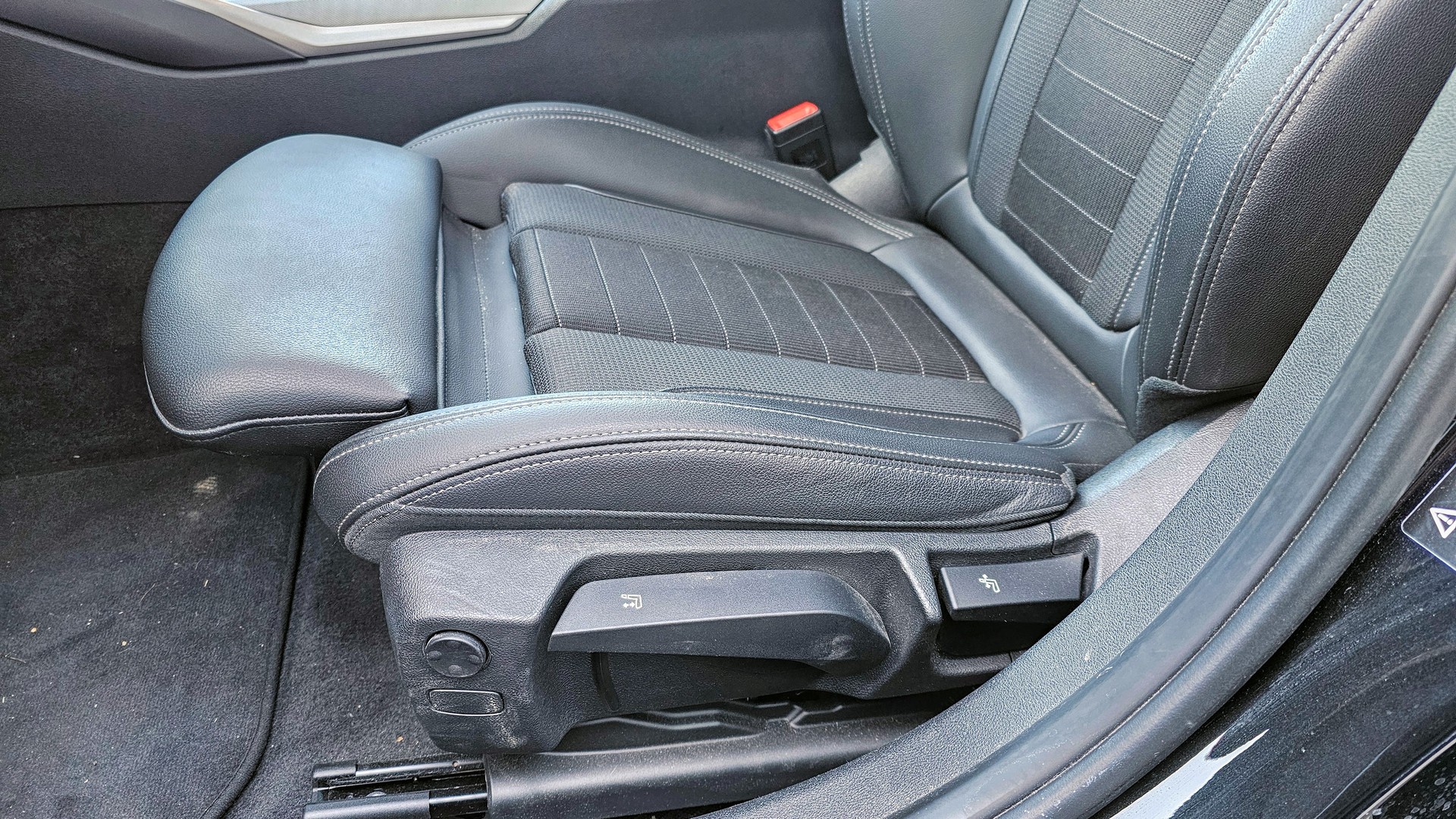 BMW 320d xDrive 48V Touring Steptronic-image-14