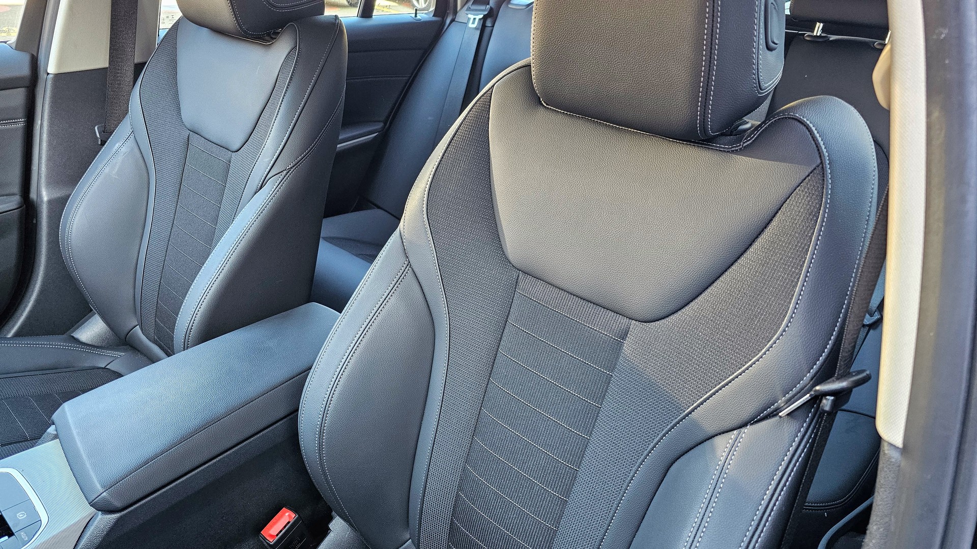 BMW 320d xDrive 48V Touring Steptronic-image-13