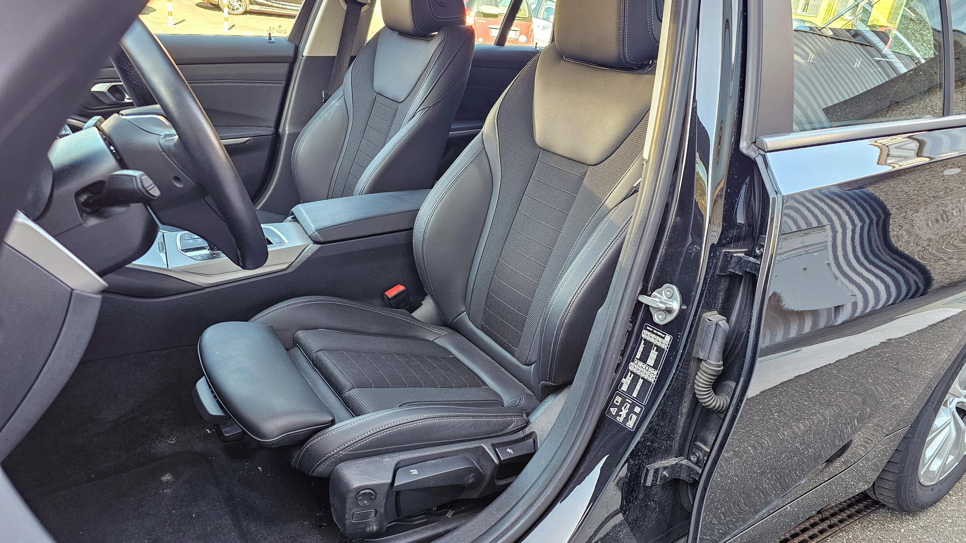 BMW 320d xDrive 48V Touring Steptronic-image-12
