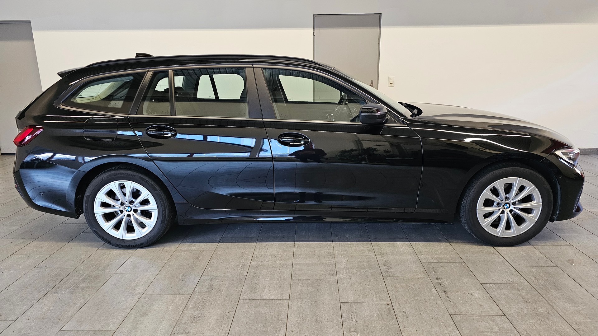 BMW 320d xDrive 48V Touring Steptronic-image-2