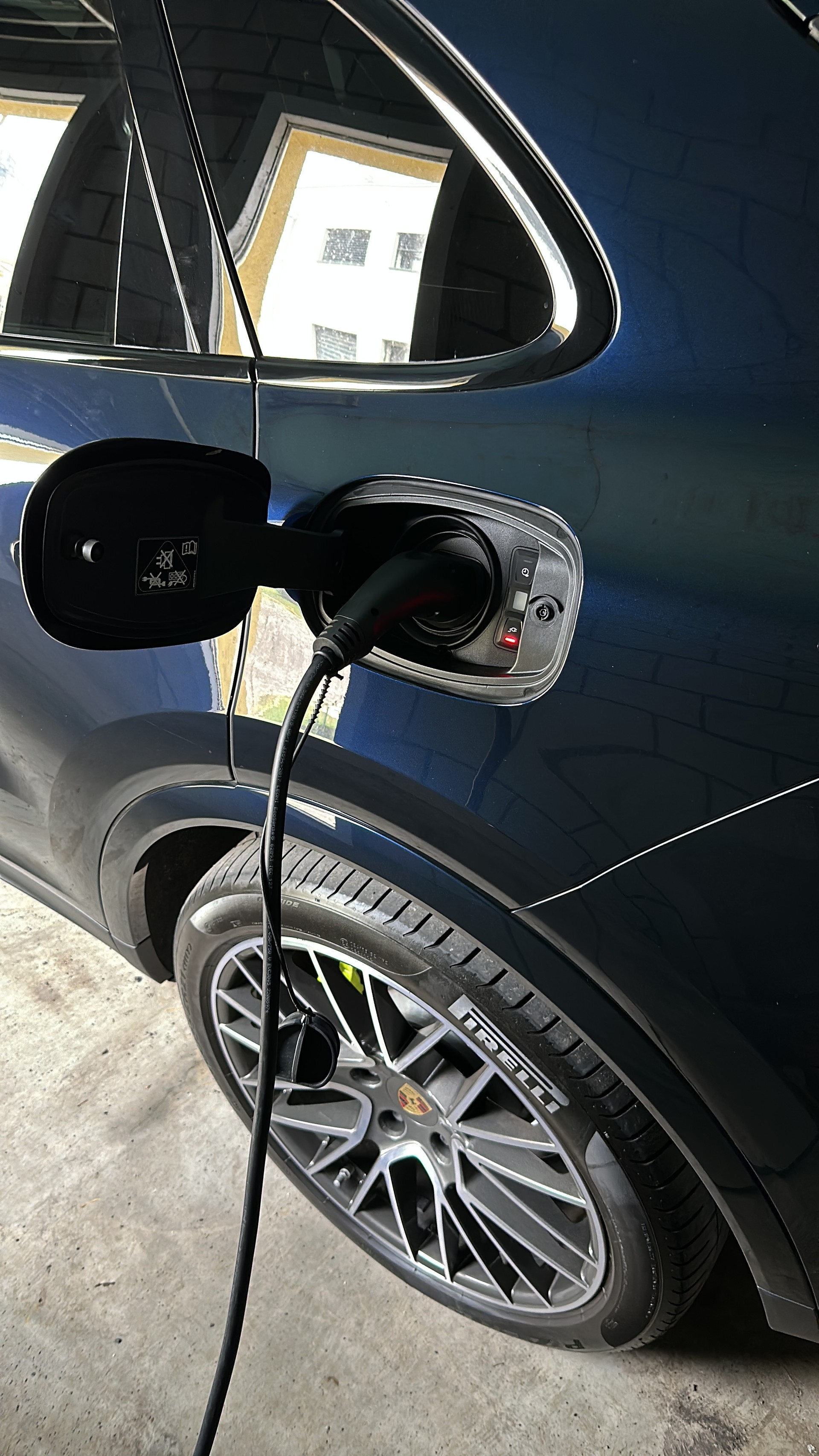 PORSCHE Cayenne E-Hybrid-image-3