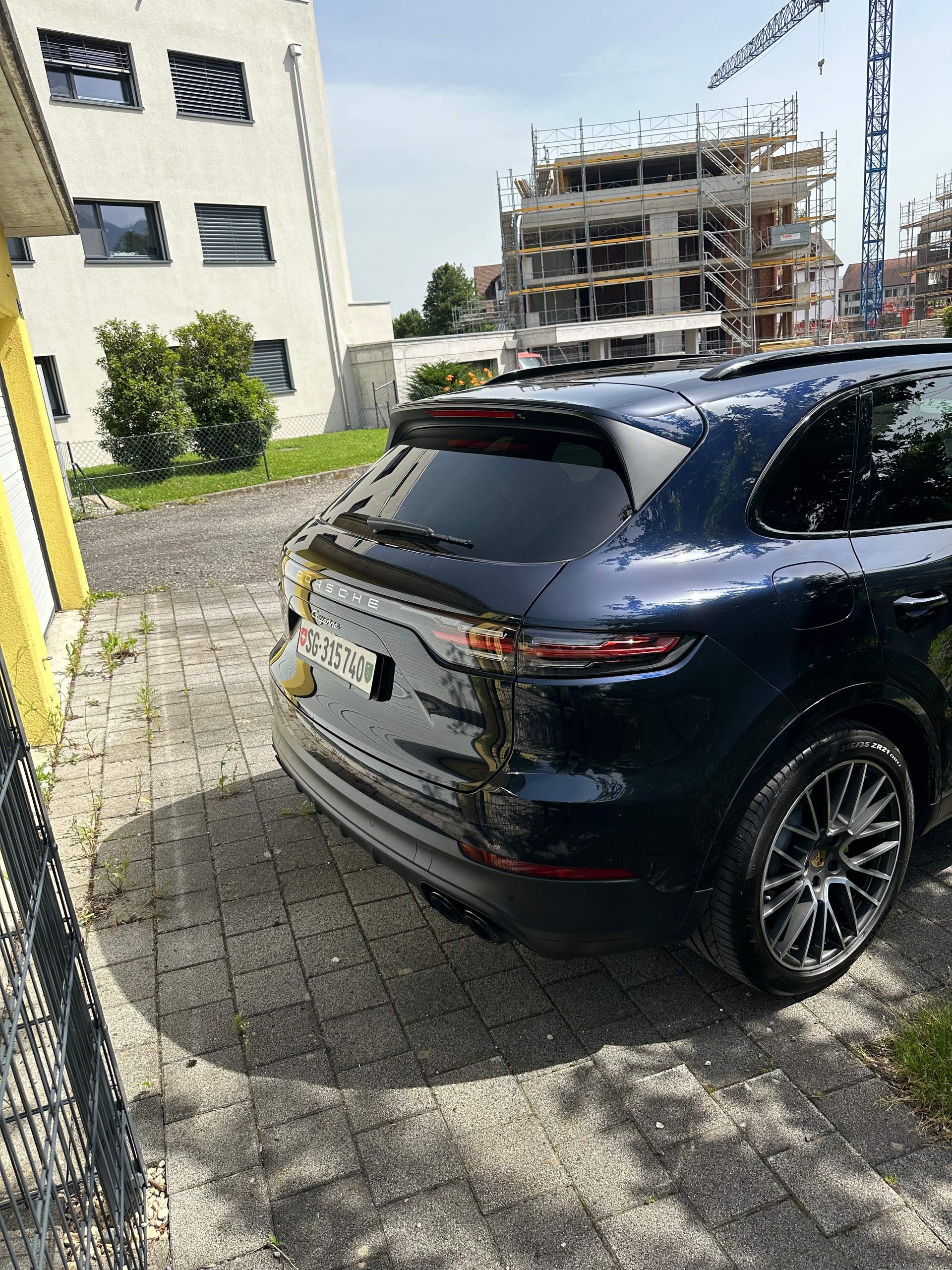 PORSCHE Cayenne E-Hybrid-image-2