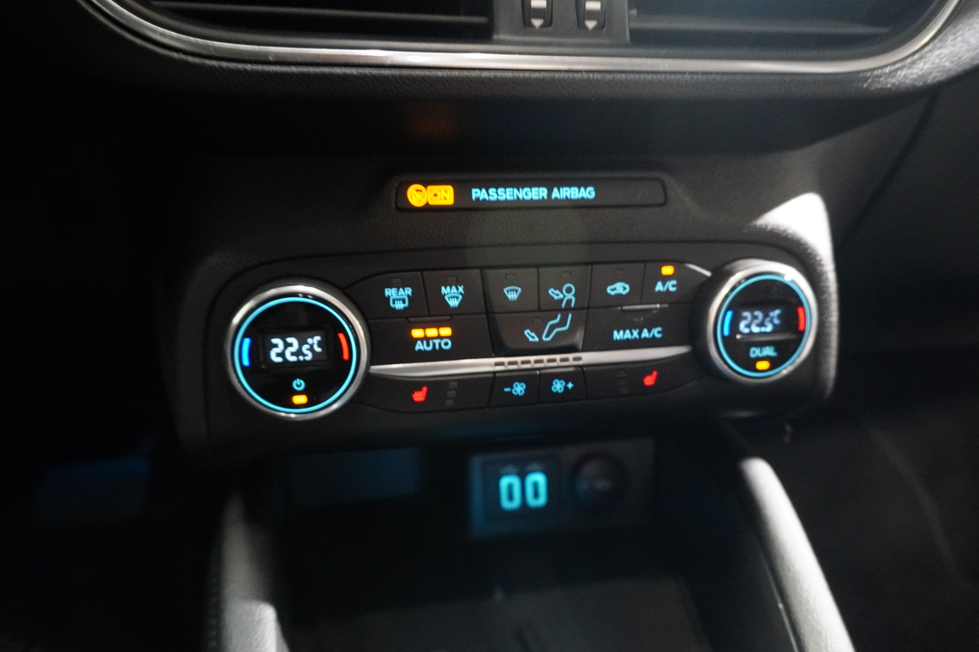 FORD Focus 1.5 TDCi Titanium Automatic-image-11