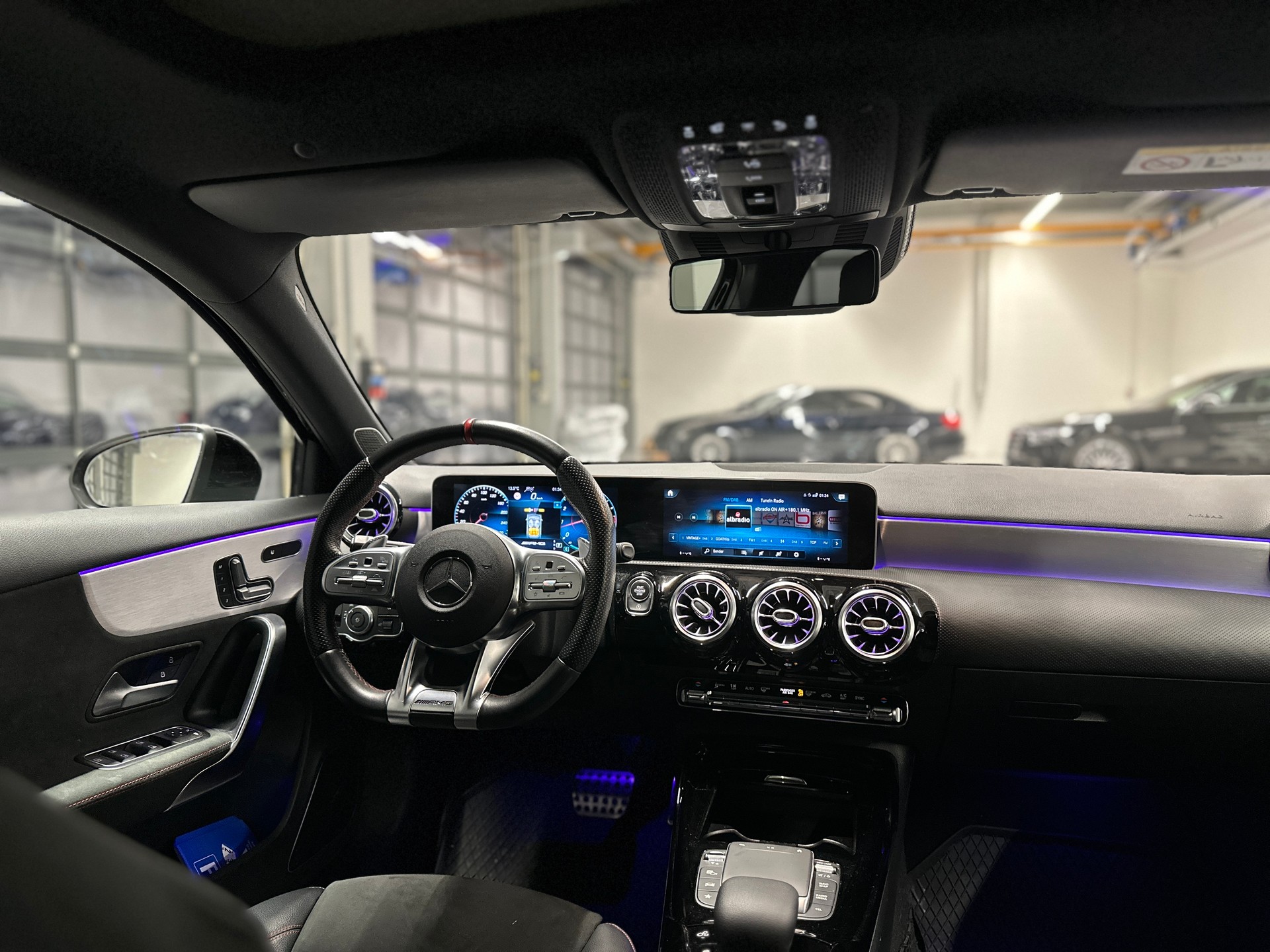 MERCEDES-BENZ A 35 AMG 4matic *CH-Auto*Gratis Service*Sehr gute Ausstattung*Pano*Driving Assistant*Rückfahrkamera*-image-12