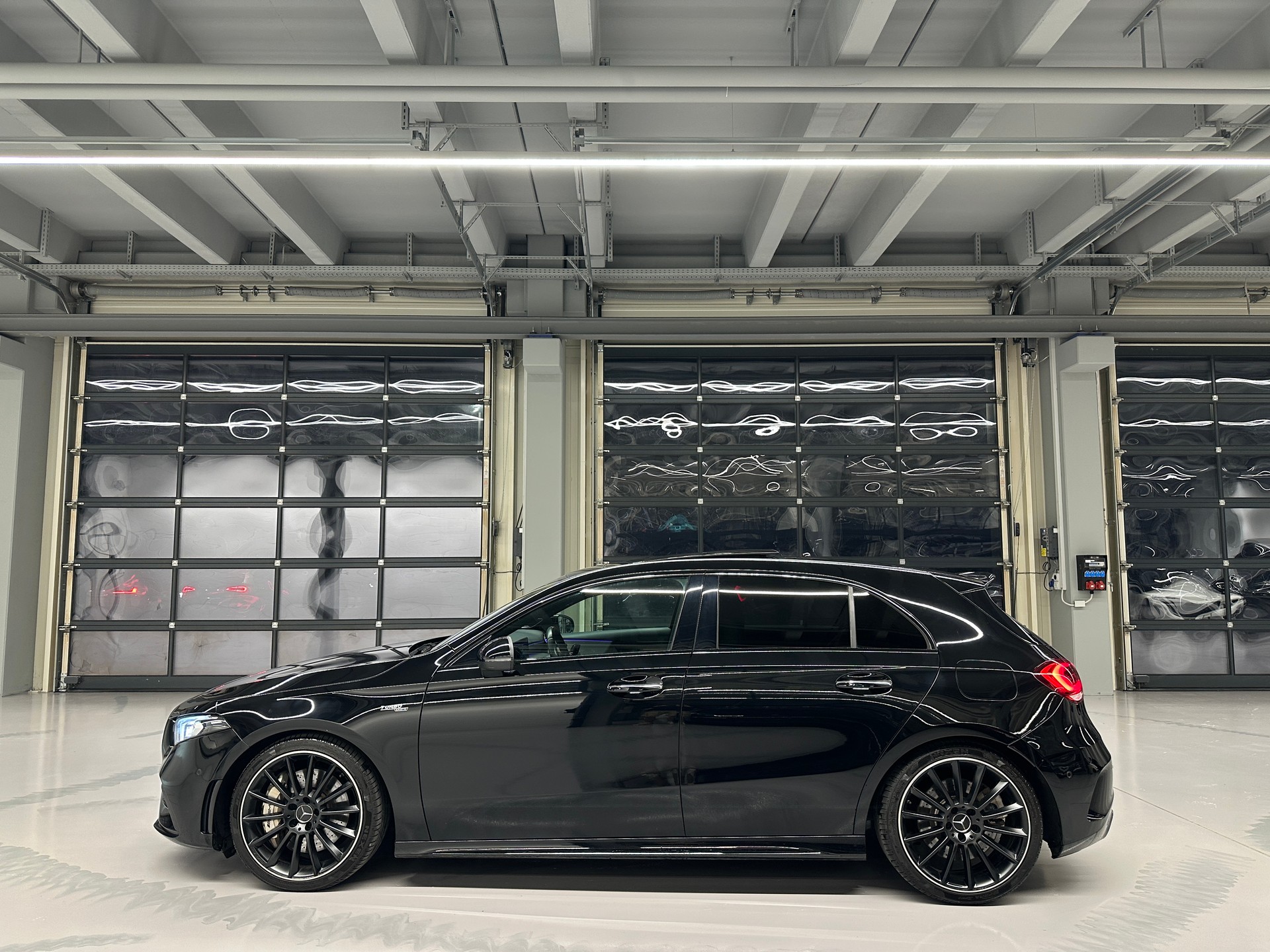 MERCEDES-BENZ A 35 AMG 4matic *CH-Auto*Gratis Service*Sehr gute Ausstattung*Pano*Driving Assistant*Rückfahrkamera*-image-9