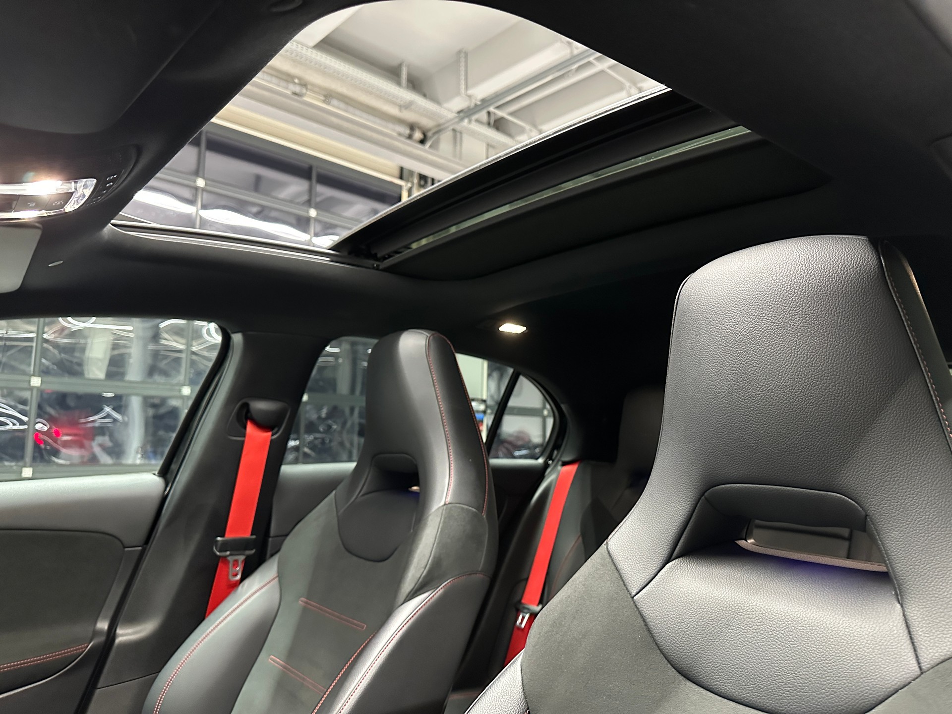 MERCEDES-BENZ A 35 AMG 4matic *CH-Auto*Gratis Service*Sehr gute Ausstattung*Pano*Driving Assistant*Rückfahrkamera*-image-17