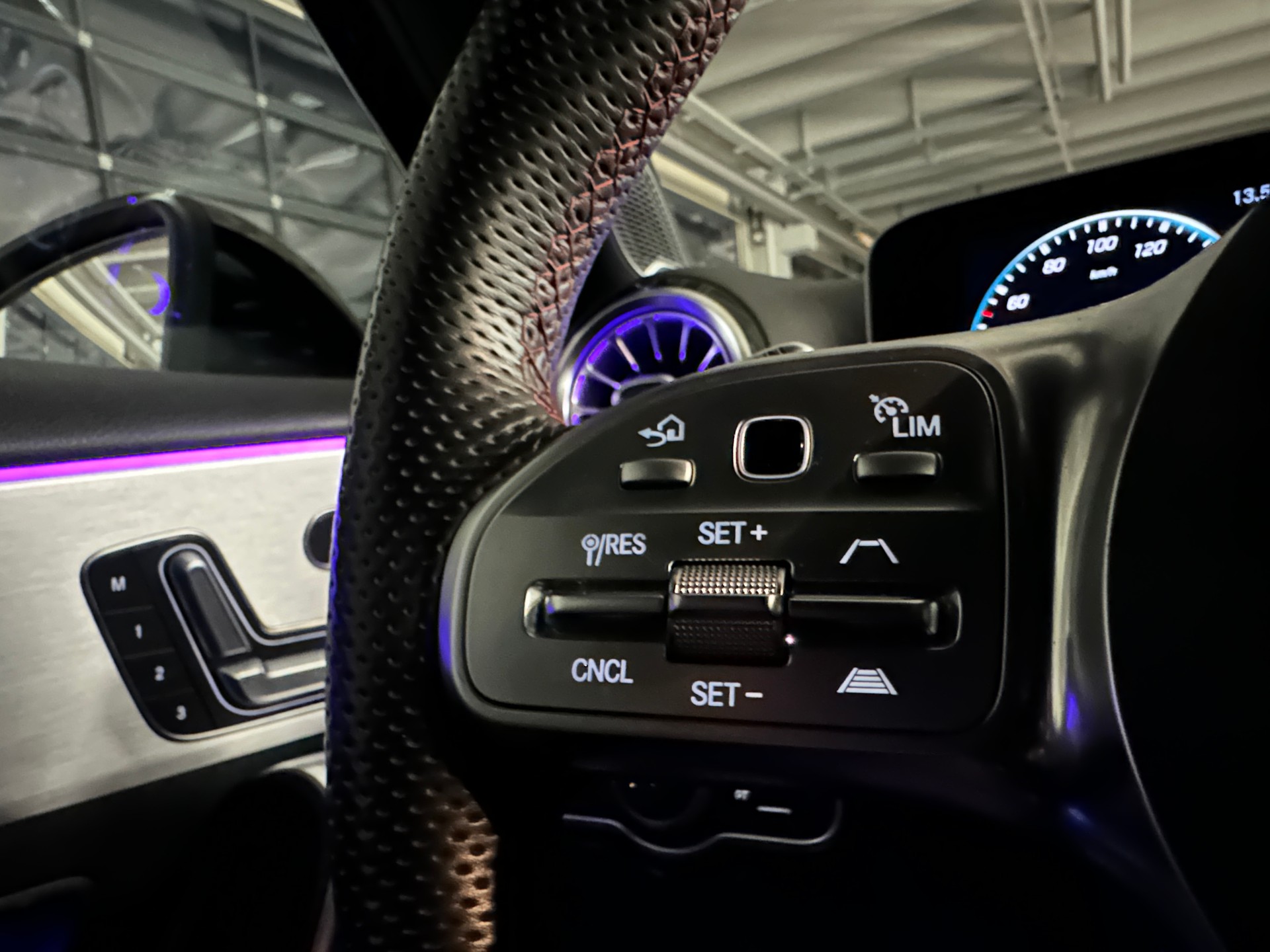 MERCEDES-BENZ A 35 AMG 4matic *CH-Auto*Gratis Service*Sehr gute Ausstattung*Pano*Driving Assistant*Rückfahrkamera*-image-20
