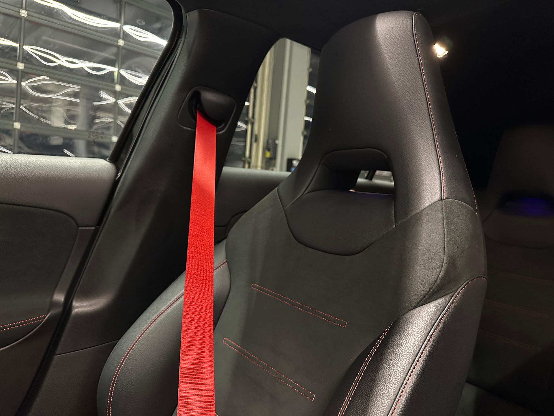 MERCEDES-BENZ A 35 AMG 4matic *CH-Auto*Gratis Service*Sehr gute Ausstattung*Pano*Driving Assistant*Rückfahrkamera*-image-18
