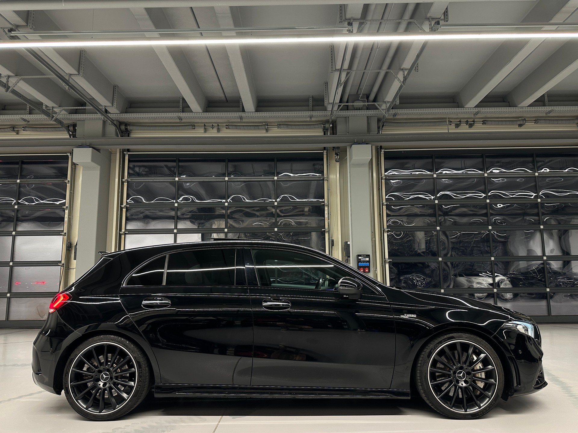 MERCEDES-BENZ A 35 AMG 4matic *CH-Auto*Gratis Service*Sehr gute Ausstattung*Pano*Driving Assistant*Rückfahrkamera*-image-11