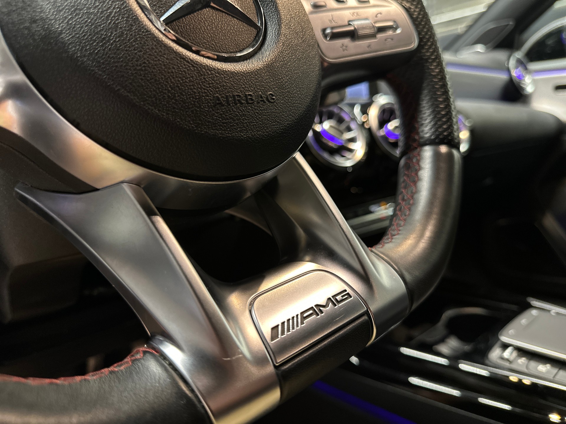 MERCEDES-BENZ A 35 AMG 4matic *CH-Auto*Gratis Service*Sehr gute Ausstattung*Pano*Driving Assistant*Rückfahrkamera*-image-21