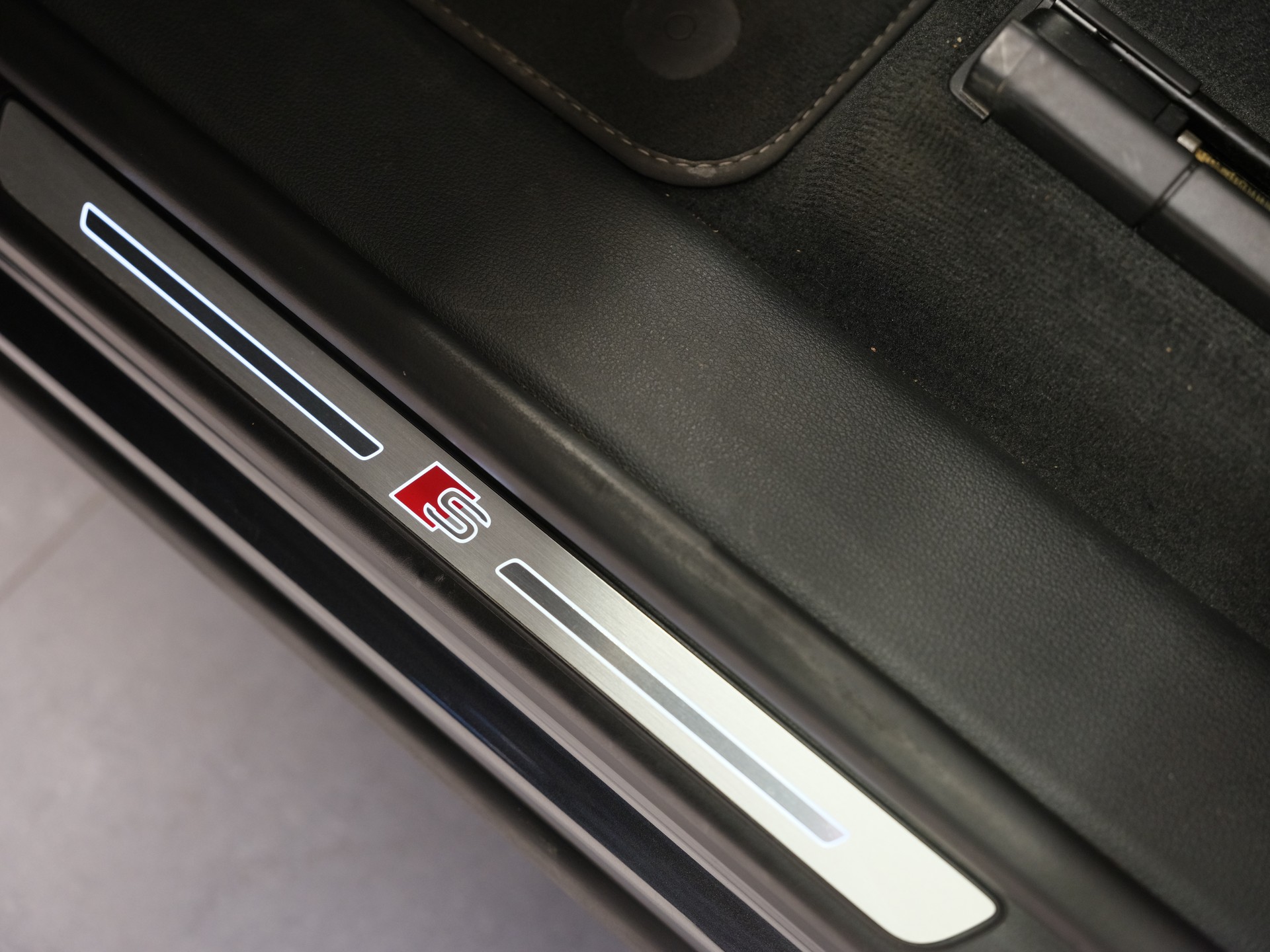 AUDI Q8 55 TFSI quattro tiptronic *CH-Fahrzeug* *Pano* *S-Line* *Sitzkühlung*-image-16