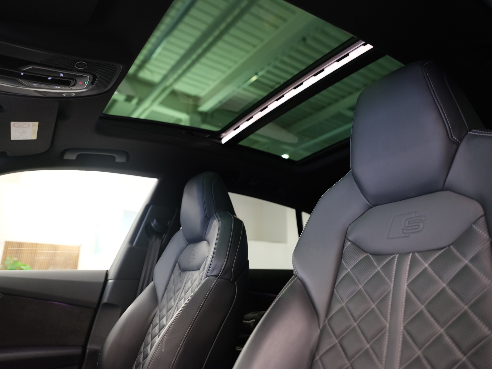 AUDI Q8 55 TFSI quattro tiptronic *CH-Fahrzeug* *Pano* *S-Line* *Sitzkühlung*-image-15