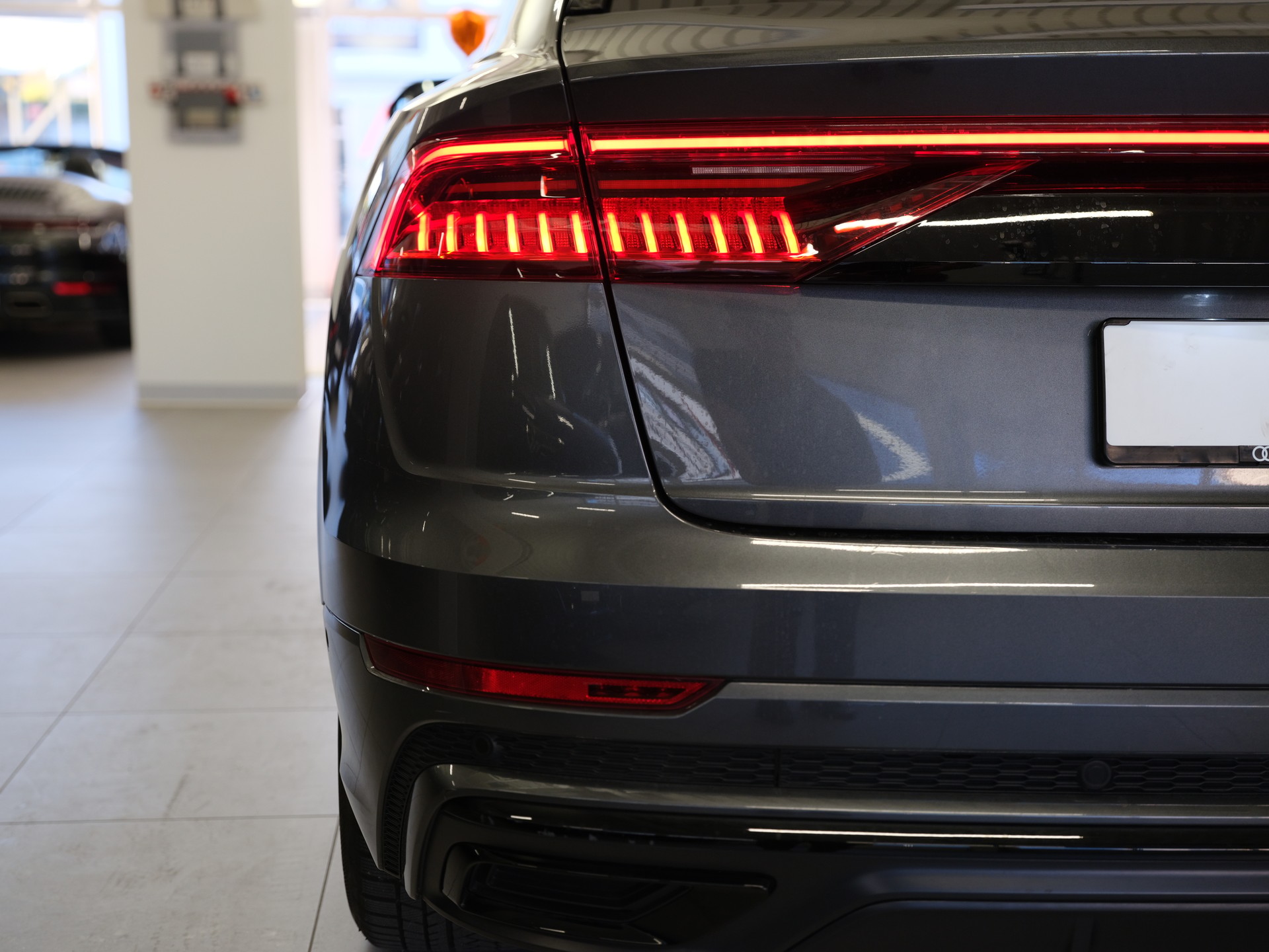 AUDI Q8 55 TFSI quattro tiptronic *CH-Fahrzeug* *Pano* *S-Line* *Sitzkühlung*-image-11