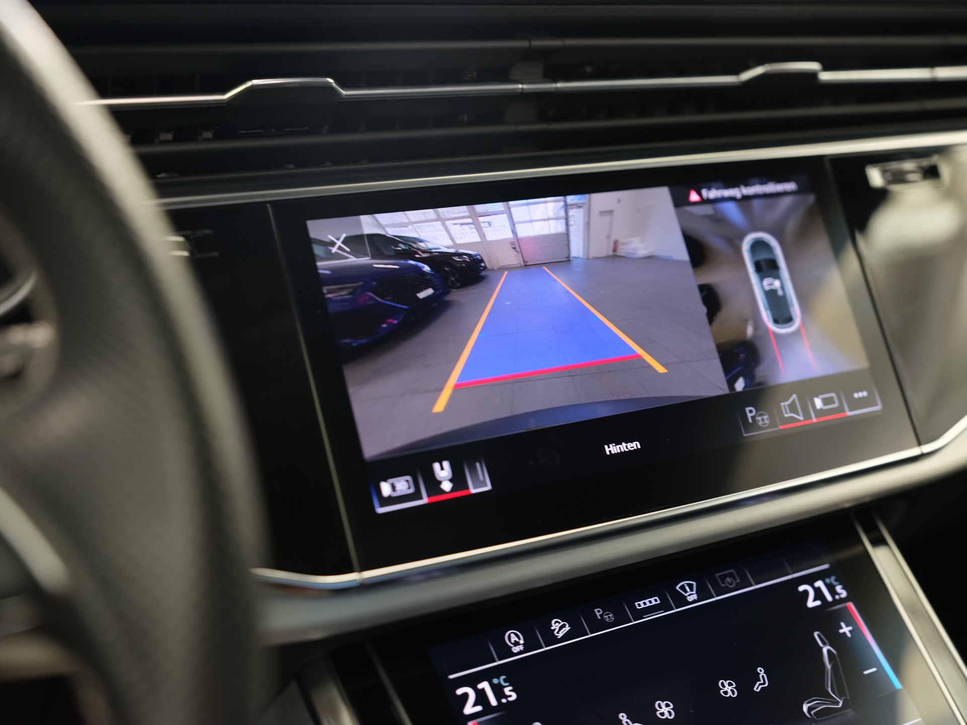 AUDI Q8 55 TFSI quattro tiptronic *CH-Fahrzeug* *Pano* *S-Line* *Sitzkühlung*-image-22