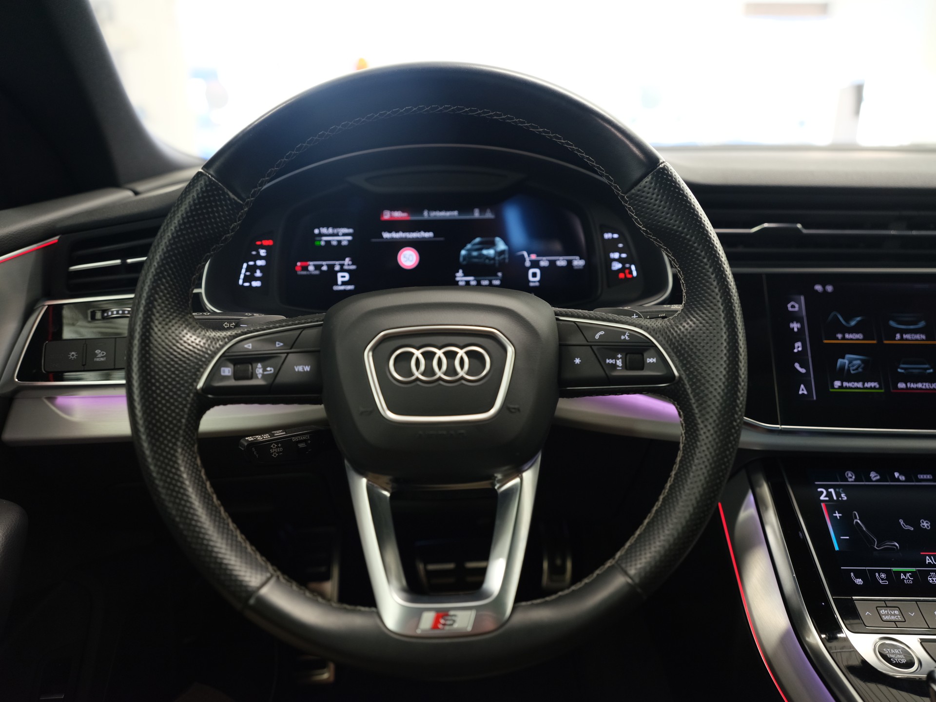 AUDI Q8 55 TFSI quattro tiptronic *CH-Fahrzeug* *Pano* *S-Line* *Sitzkühlung*-image-19