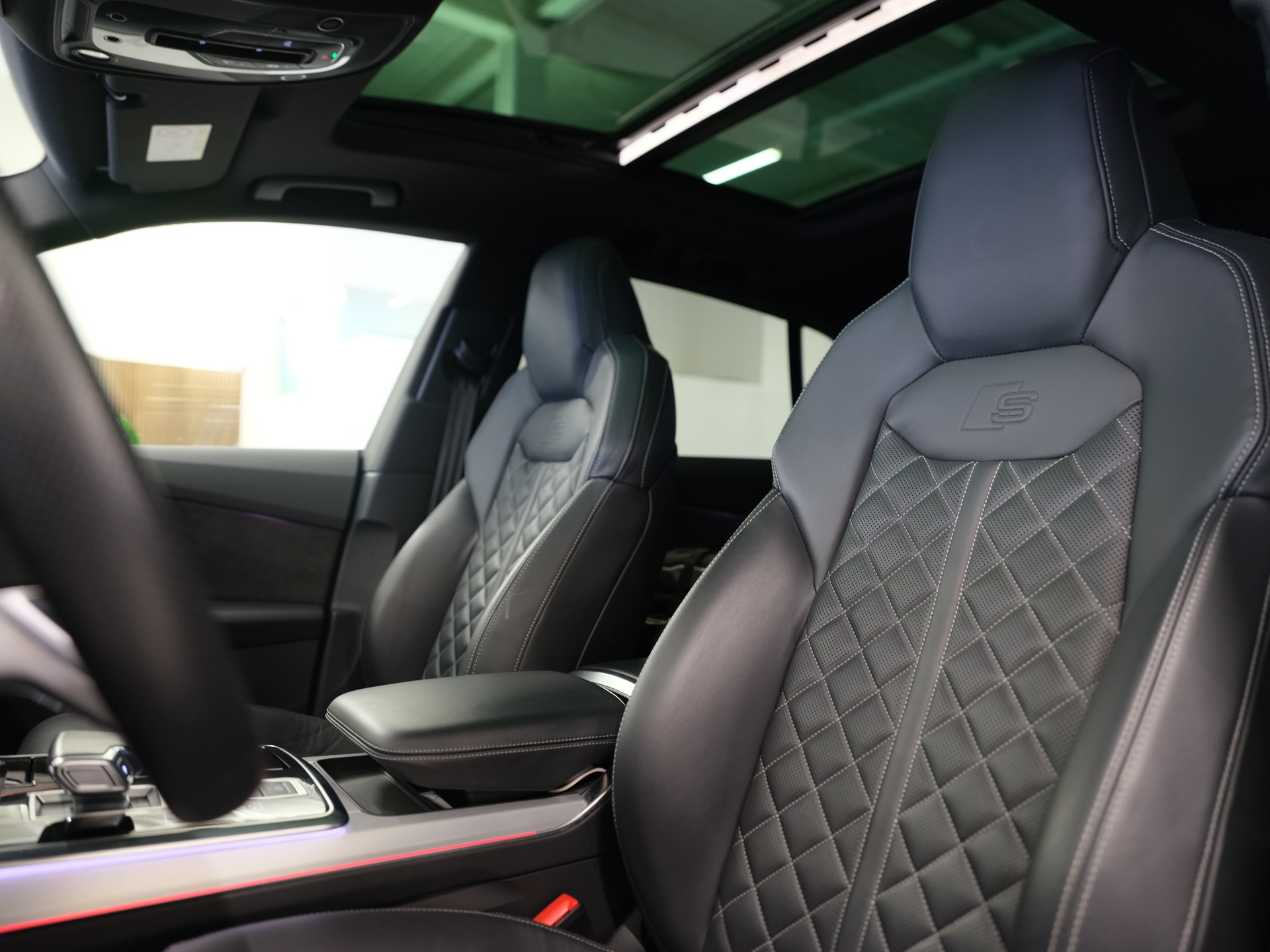 AUDI Q8 55 TFSI quattro tiptronic *CH-Fahrzeug* *Pano* *S-Line* *Sitzkühlung*-image-14