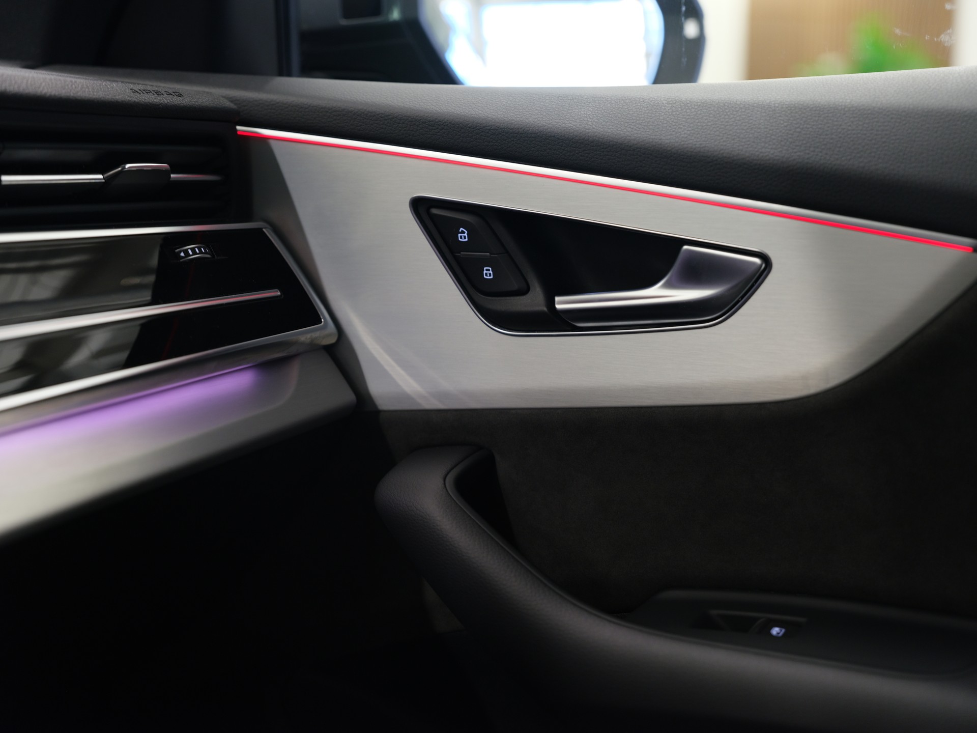 AUDI Q8 55 TFSI quattro tiptronic *CH-Fahrzeug* *Pano* *S-Line* *Sitzkühlung*-image-25