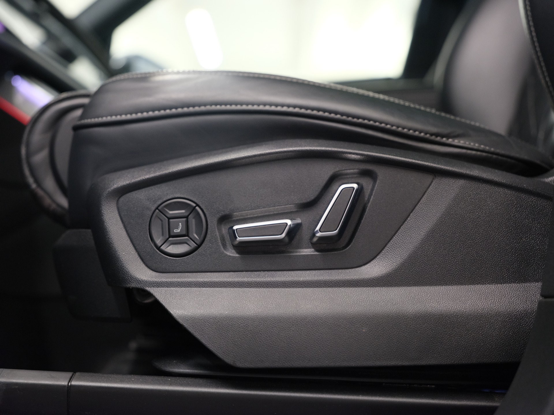 AUDI Q8 55 TFSI quattro tiptronic *CH-Fahrzeug* *Pano* *S-Line* *Sitzkühlung*-image-17