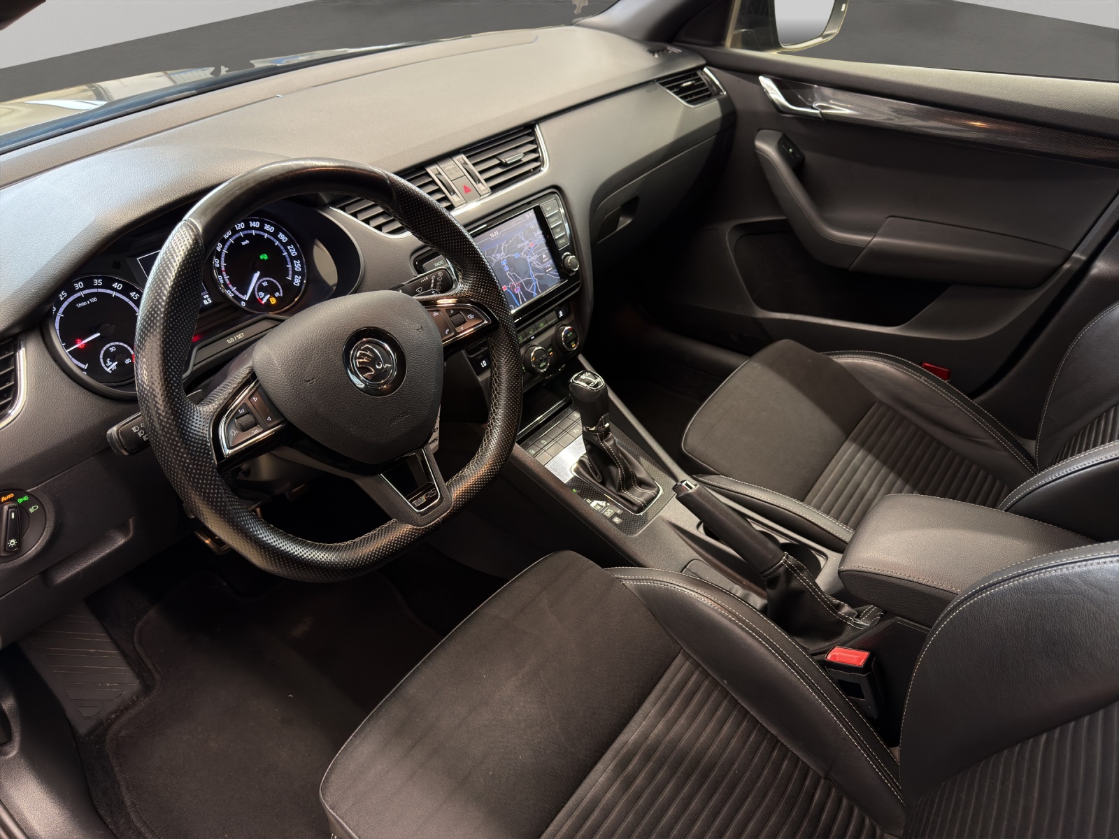 SKODA Octavia Combi 2.0 TDI RS DSG-image-8