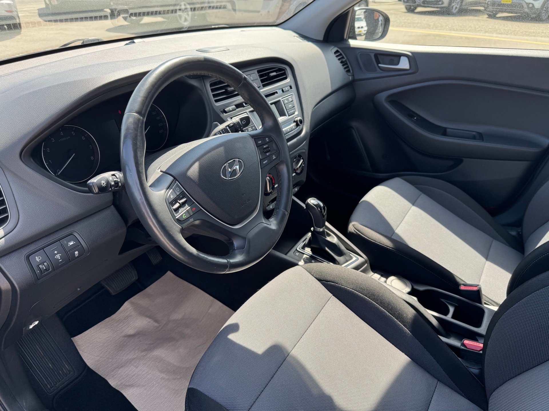 HYUNDAI i20 1.4 Amplia Automatic-image-11