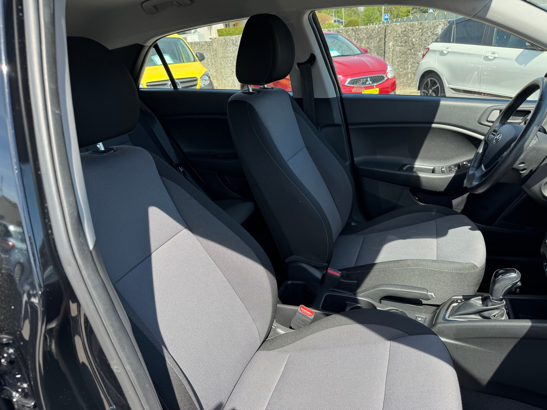 HYUNDAI i20 1.4 Amplia Automatic-image-9