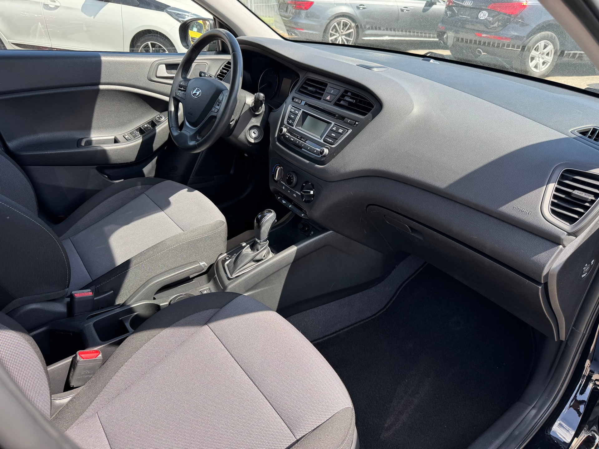 HYUNDAI i20 1.4 Amplia Automatic-image-8