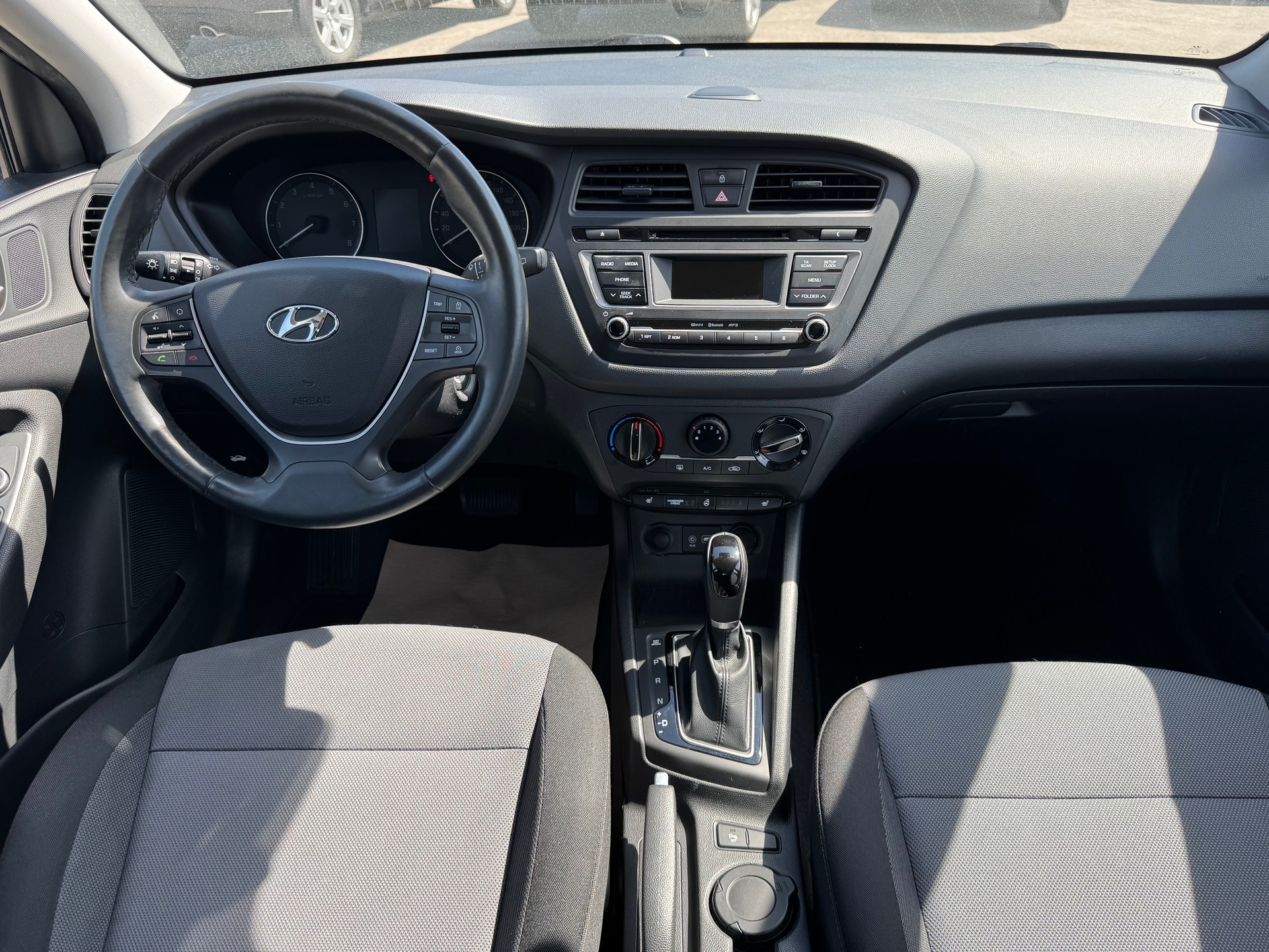 HYUNDAI i20 1.4 Amplia Automatic-image-10