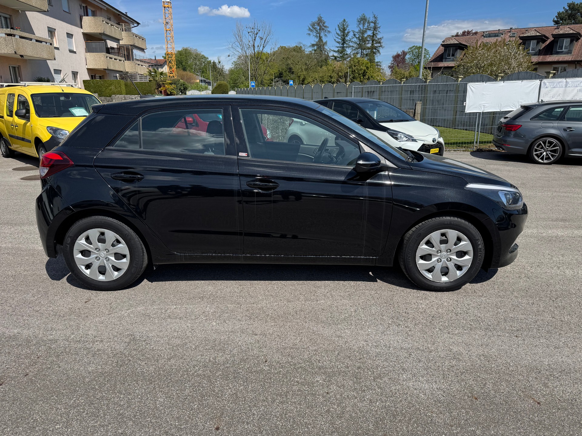 HYUNDAI i20 1.4 Amplia Automatic-image-2