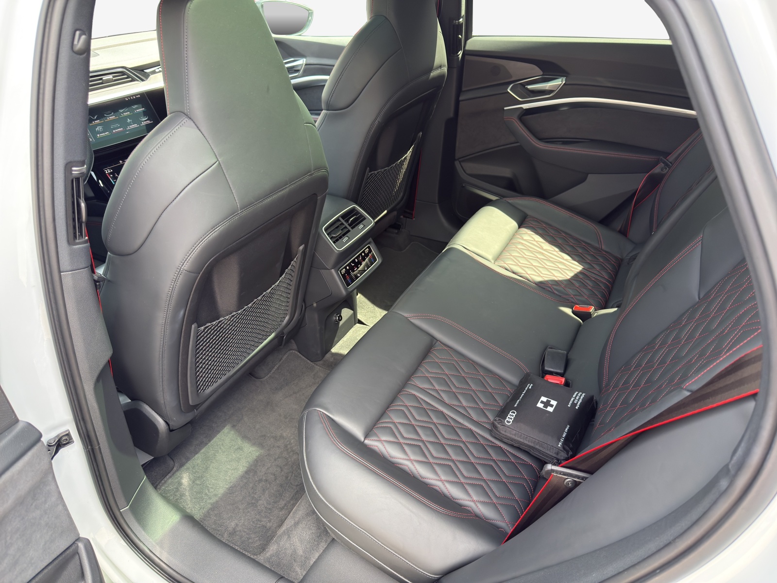 AUDI Q8 55 e-tron Black Edition quattro-image-12