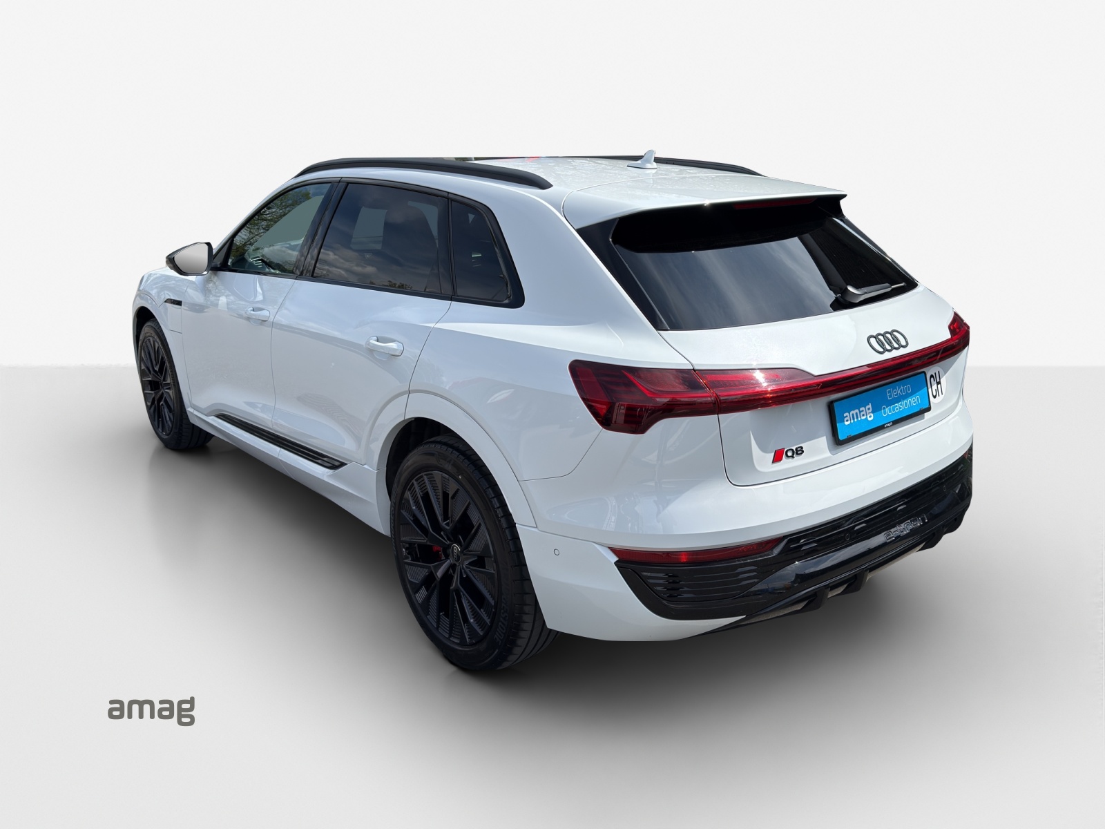 AUDI Q8 55 e-tron Black Edition quattro-image-2