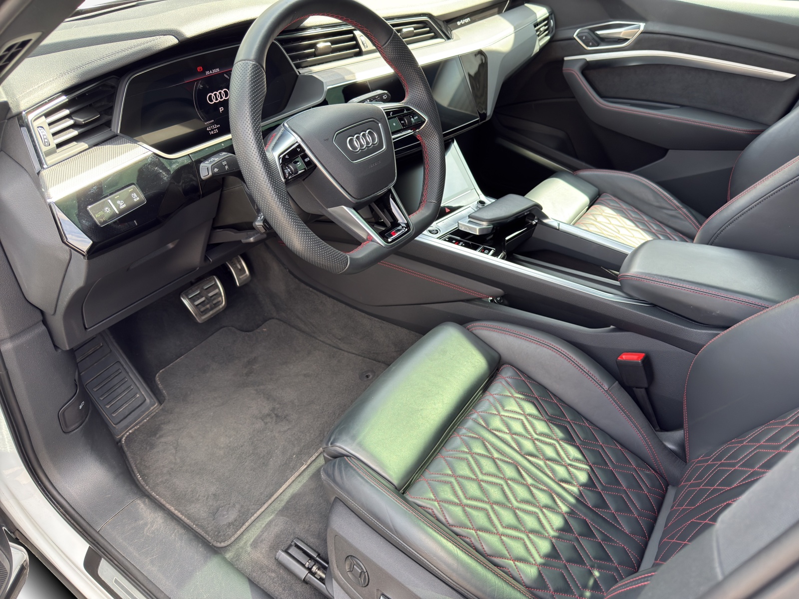 AUDI Q8 55 e-tron Black Edition quattro-image-8