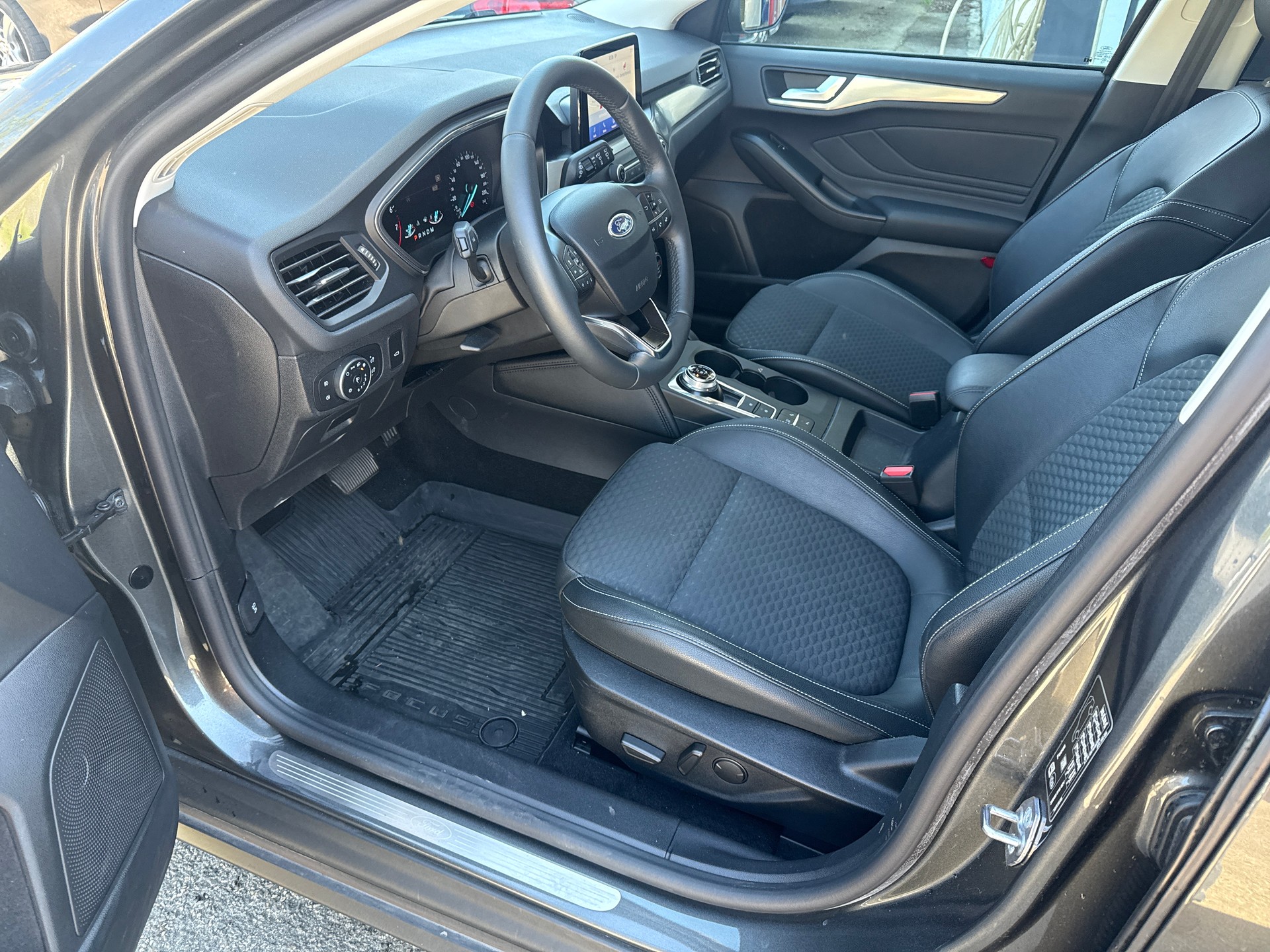 FORD Focus 1.0 SCTi Titanium Automatic-image-9