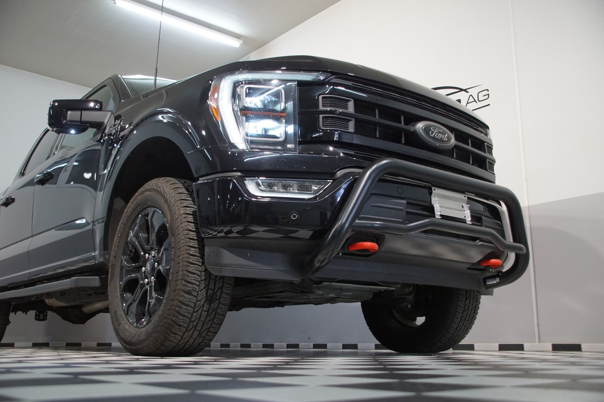 FORD F-150 Lariat FX4 V8-showroom-element-3