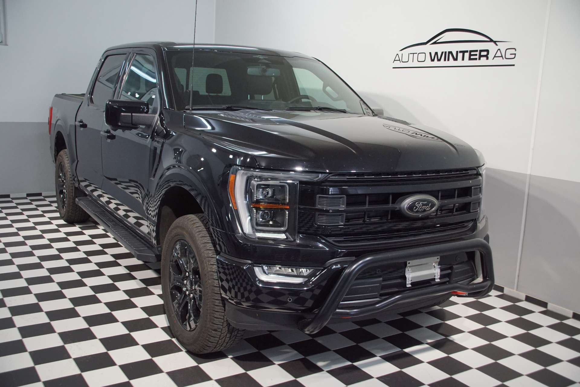 FORD F-150 Lariat FX4 V8-showroom-element-2