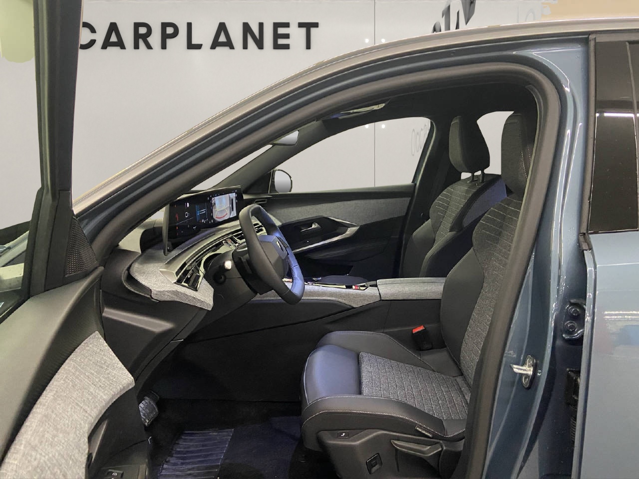 PEUGEOT 3008 1.2 Hybrid Allure-image-4