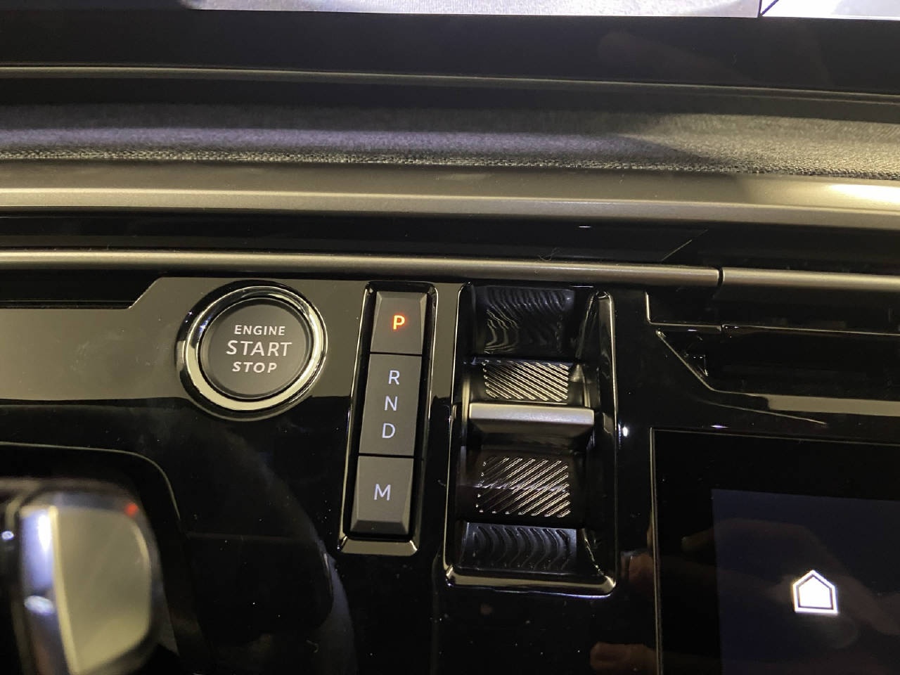 PEUGEOT 3008 1.2 Hybrid Allure-image-8