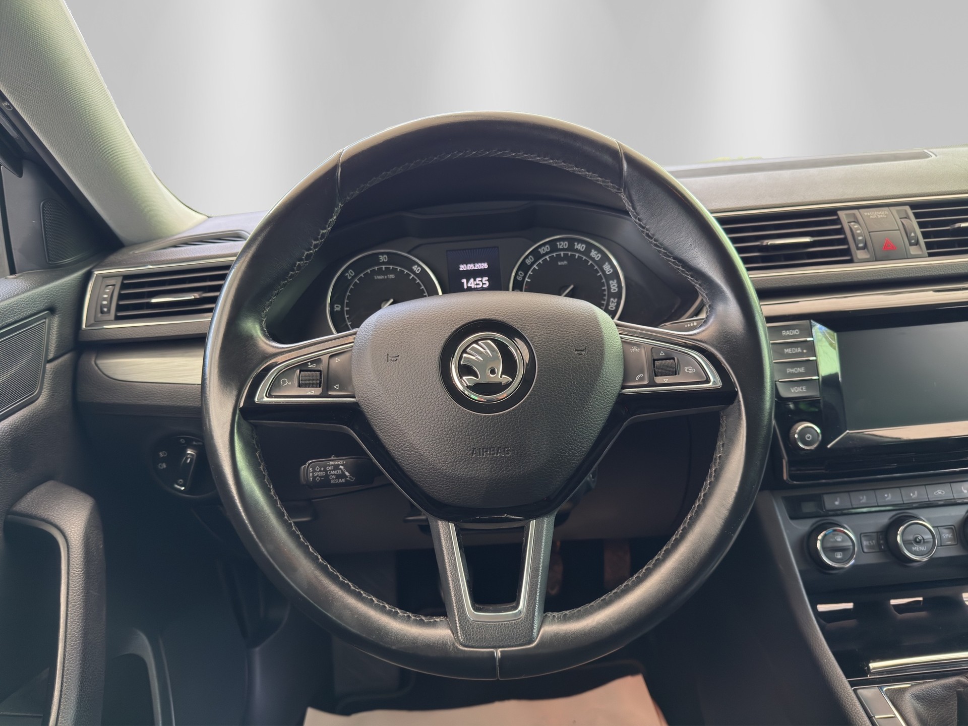 SKODA Superb Combi 2.0 TDi Style-image-10