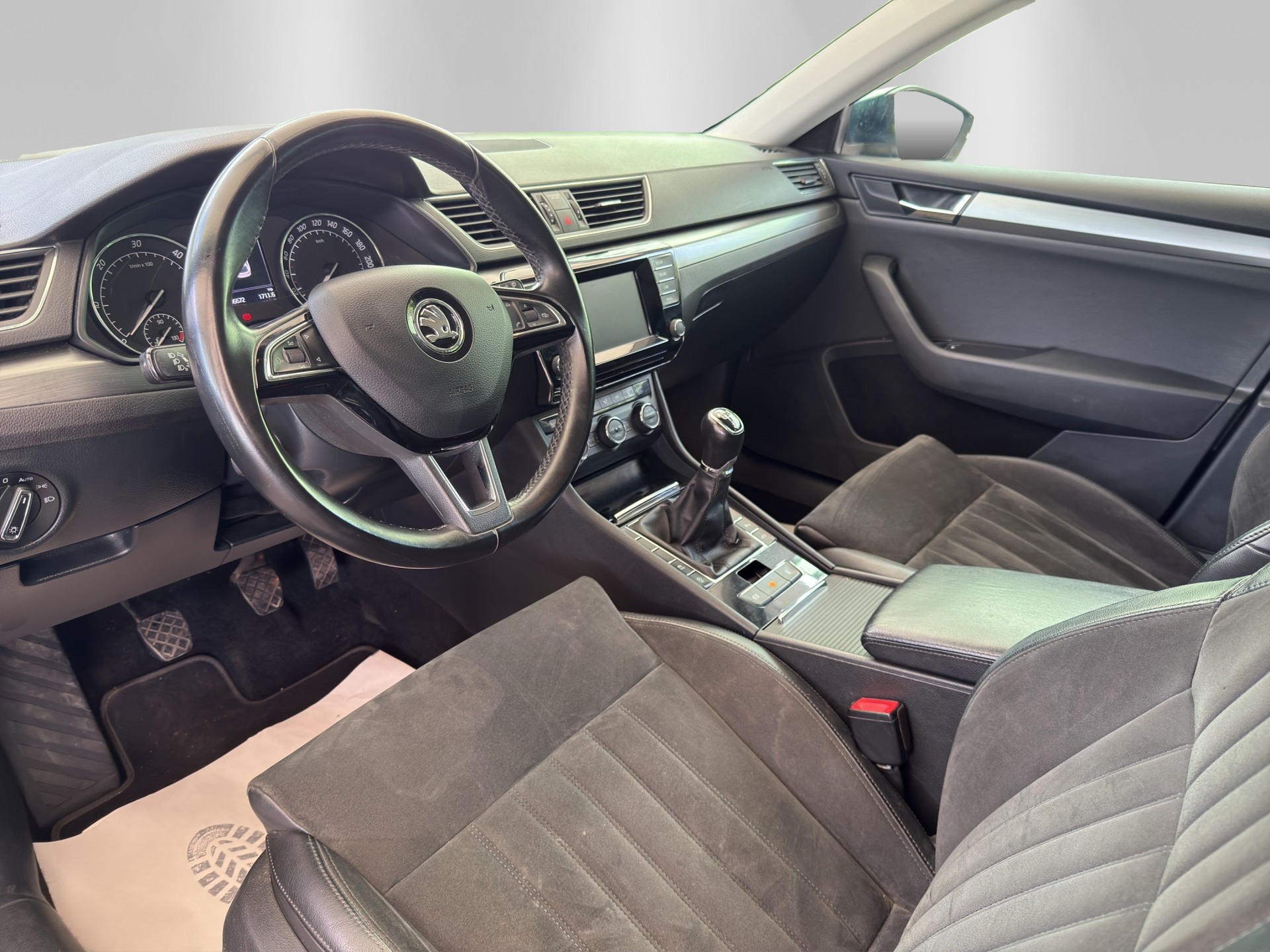 SKODA Superb Combi 2.0 TDi Style-image-7