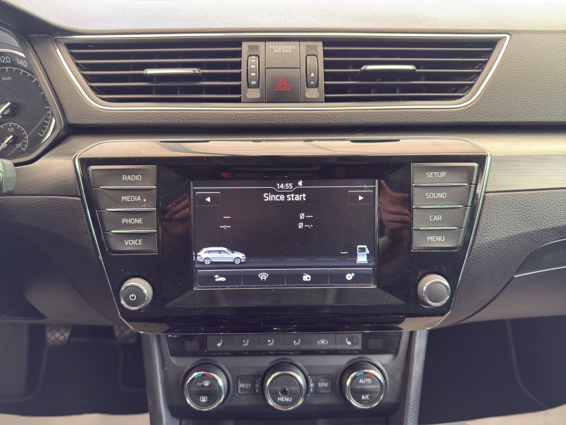 SKODA Superb Combi 2.0 TDi Style-image-12