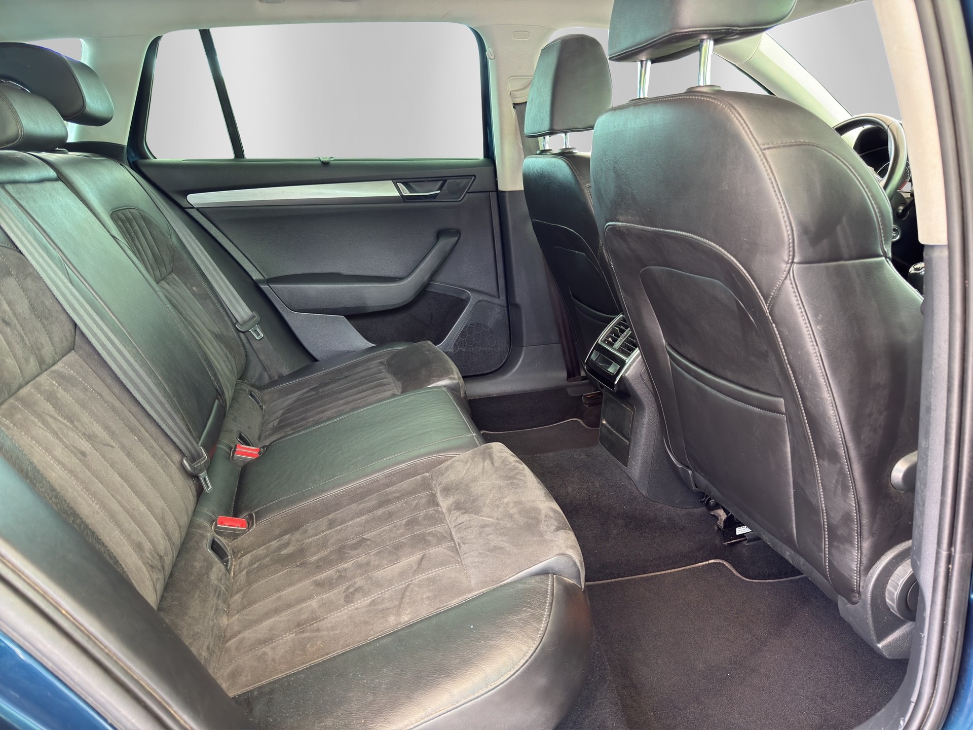 SKODA Superb Combi 2.0 TDi Style-image-15