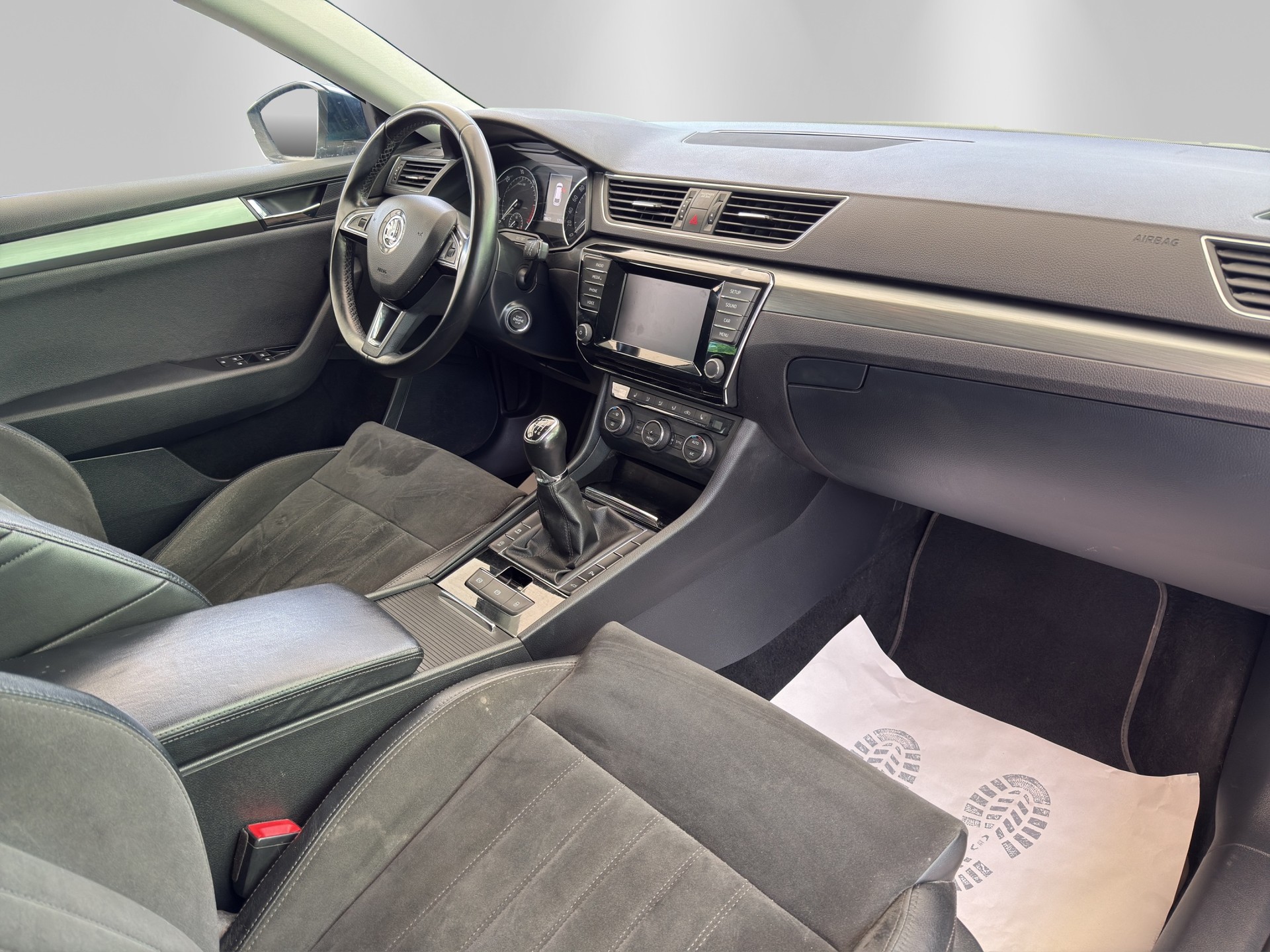 SKODA Superb Combi 2.0 TDi Style-image-13