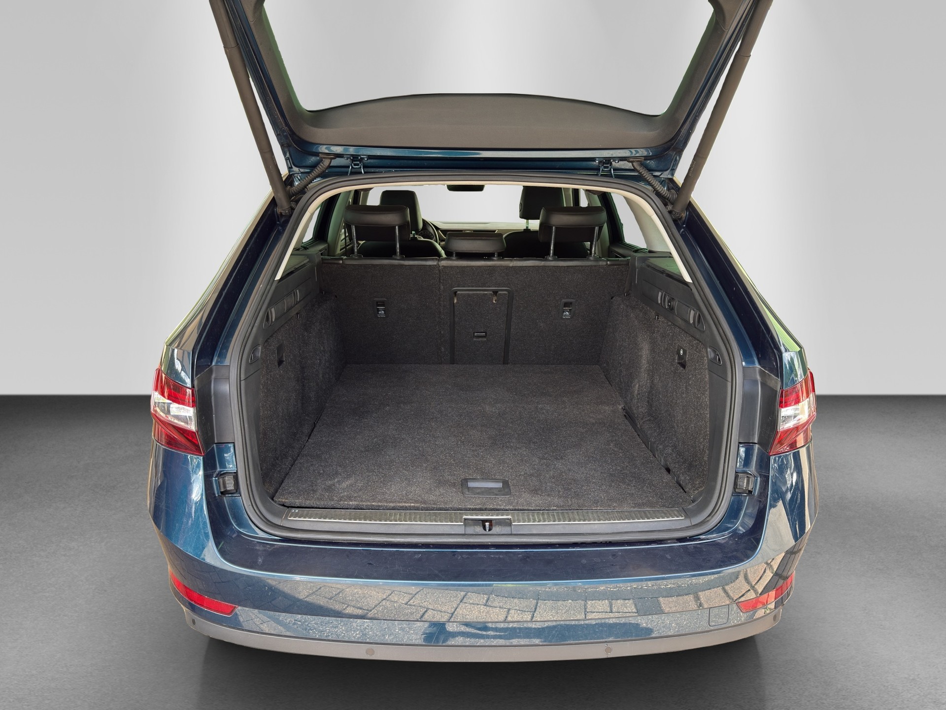 SKODA Superb Combi 2.0 TDi Style-image-16