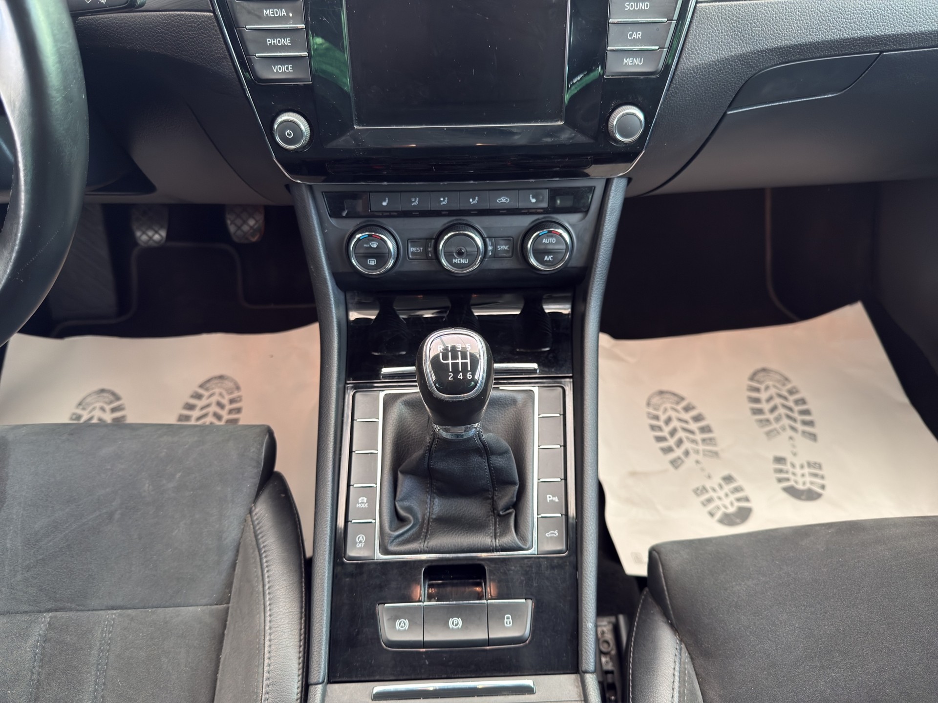SKODA Superb Combi 2.0 TDi Style-image-11