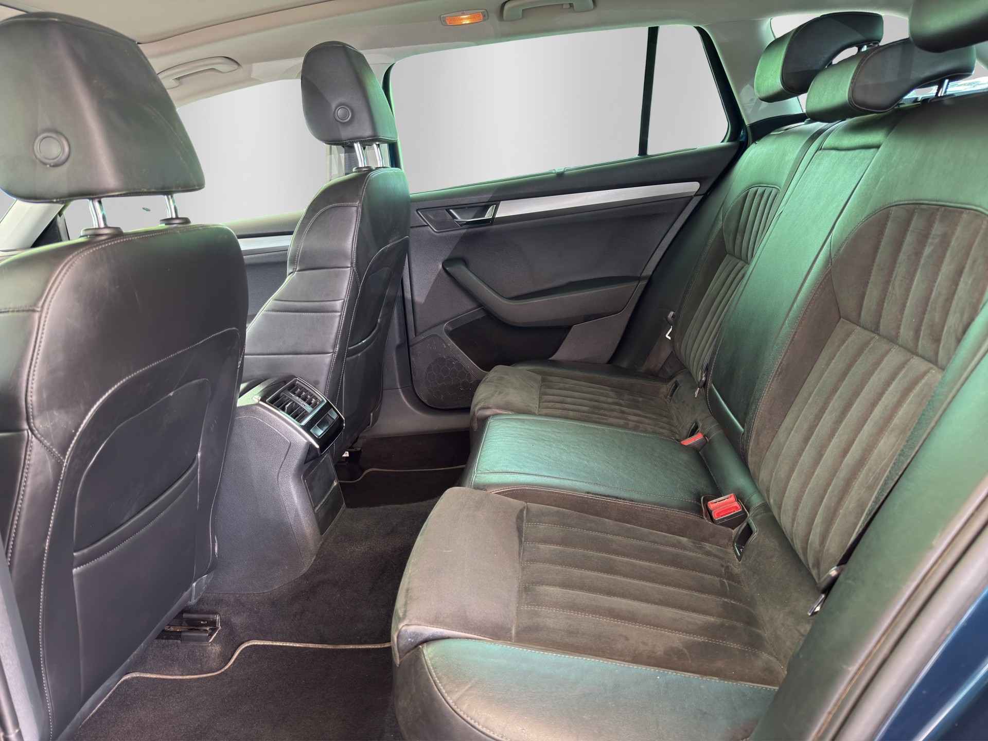 SKODA Superb Combi 2.0 TDi Style-image-14