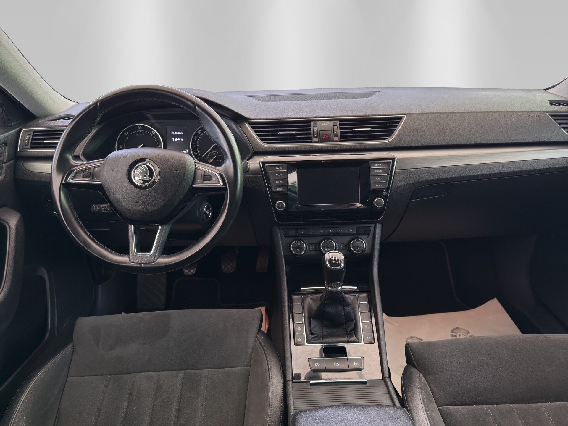 SKODA Superb Combi 2.0 TDi Style-image-9
