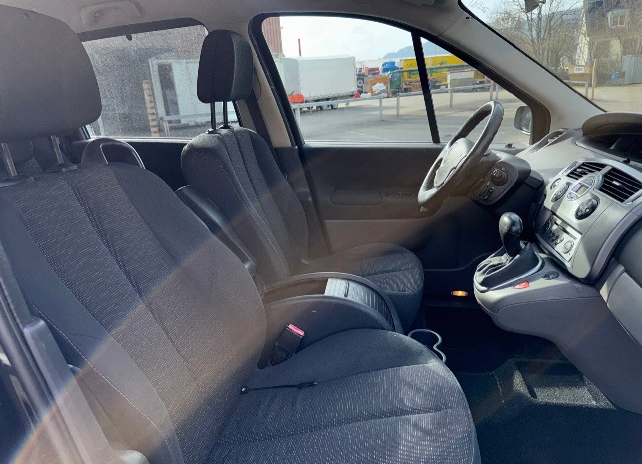 RENAULT Scénic 2.0 dCi Dynamique Automatic-image-9