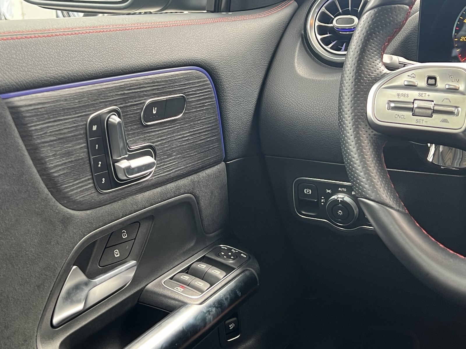 MERCEDES-BENZ GLA 250 4Matic AMG Line 8G-DCT-image-12