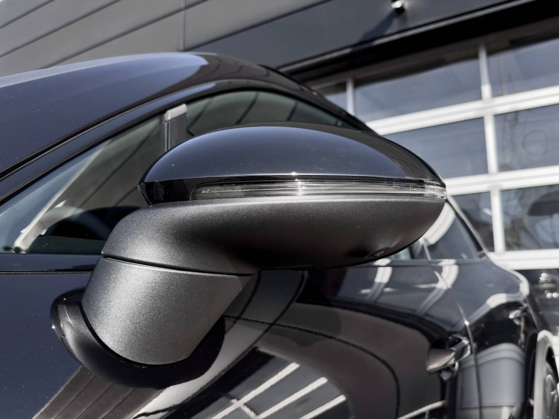 PORSCHE Macan 4-image-12