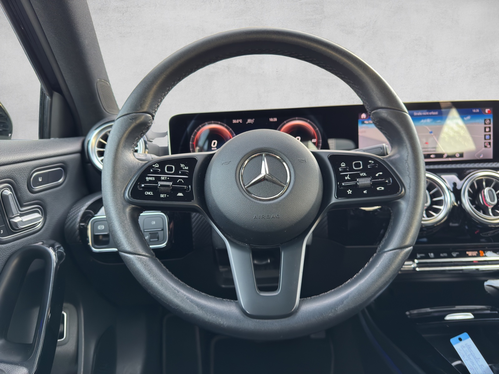 MERCEDES-BENZ A 250e AMG Line 8G-DCT-image-5