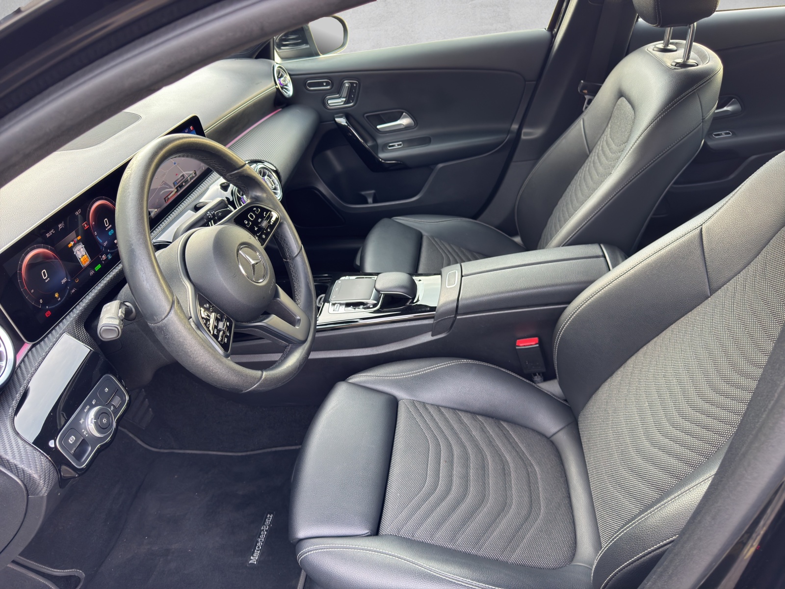 MERCEDES-BENZ A 250e AMG Line 8G-DCT-image-2